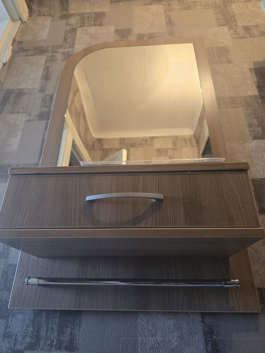 Продам полочку с зеркалом