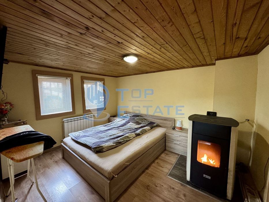 Двуетажна къща с кладенец в село Добри дял, област Велико Търново