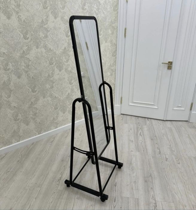 Зеркало напольное железное на колесиках