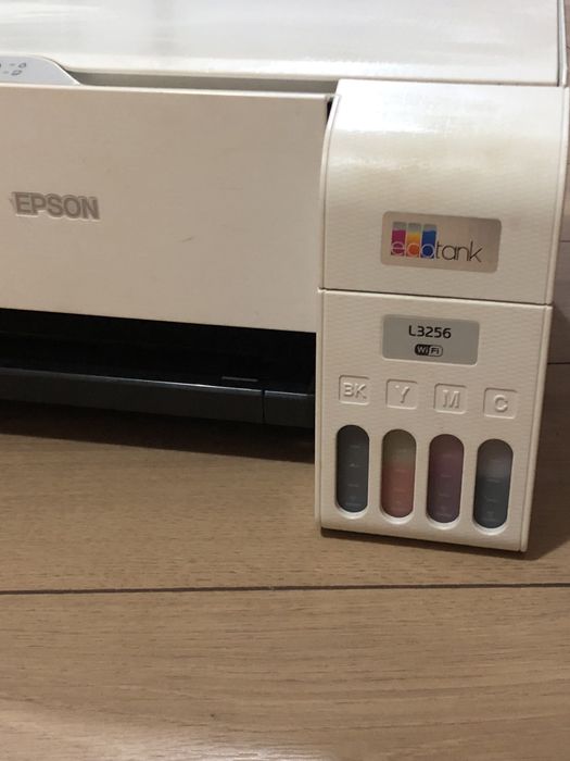 Vând imprimantă Epson L3256 pt piese sau pentru cine vrea sa o repare