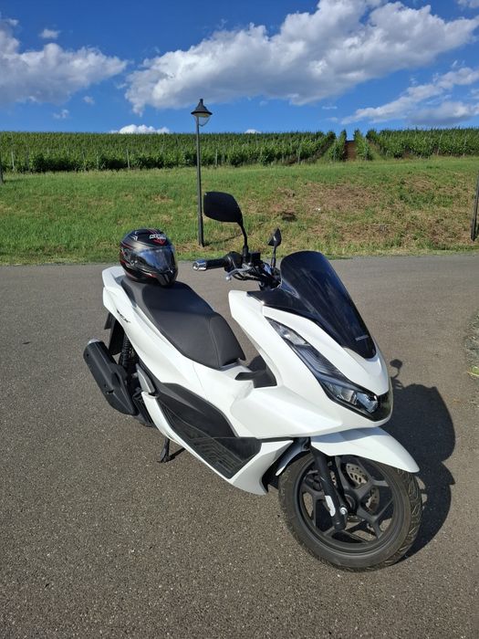 Honda pcx 125 – 2022 – 11.500 km – Alb Perlat – Înmatriculat – Stare Impecabilă