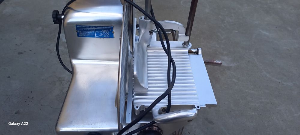 Affettatrice salame etc.elettrica 220v/380v 220/380v