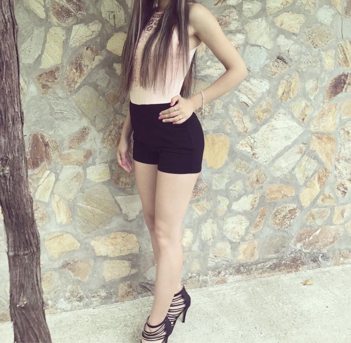 Гащеризон с дантелено деколте