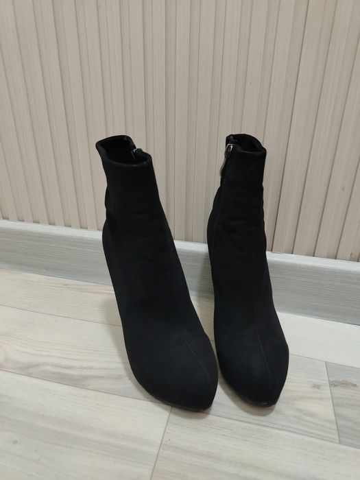 Срочно продам зимние полу сапожки на каблуках