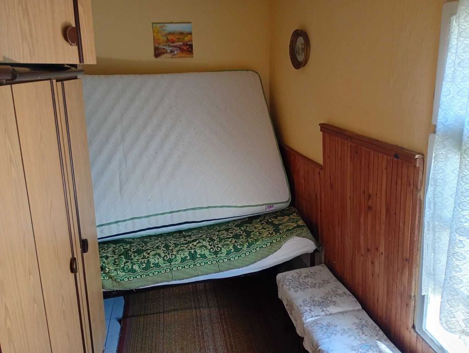 Къща с голям двор – тиха локация в екологичен регион, ток/вода, подходяща за целогодишно живеене