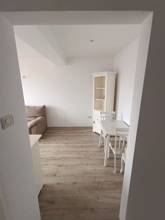 Închiriez apartament 3 camere + garaj la parterul blocului