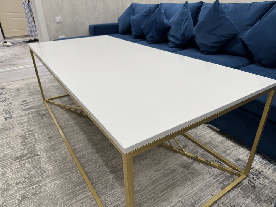 Продается стол с минималистичном стиле