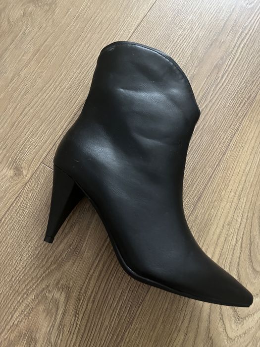 Botine noi, imitatie piele, culoare neagra, marimea 39, varf ascutit