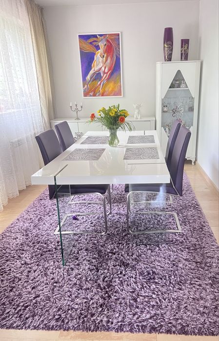 Mobila   , comoda are mici zgarieturi iar masa cateva puncte colorate , scaunele sunt noi