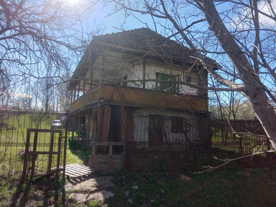 Casă  de vânzare  .