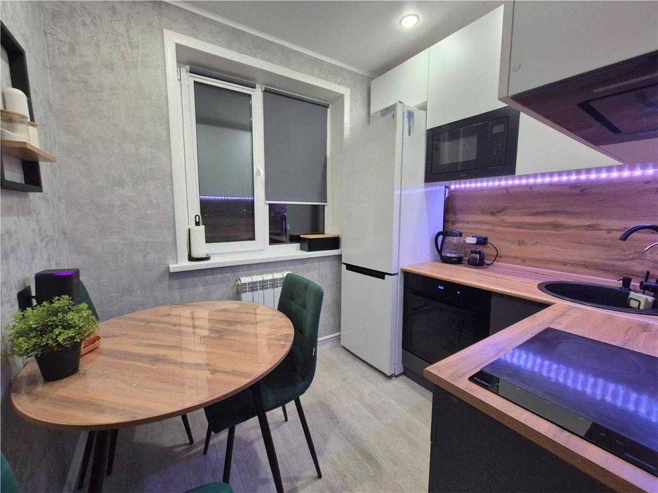 Продам 2-комн квартиру, на 4 мкр на 5/5 эт .