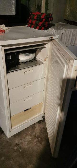 Vând congelator Artic 5 sertare.