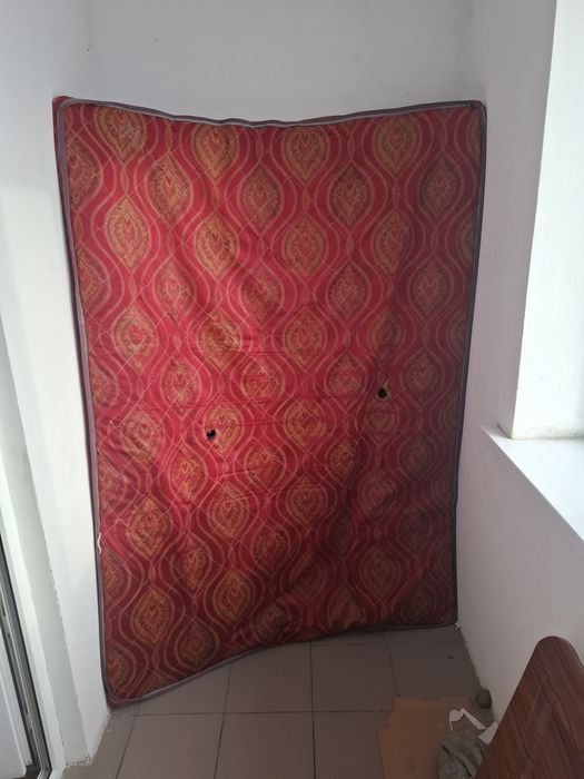 Матрас красный отдам за 1000