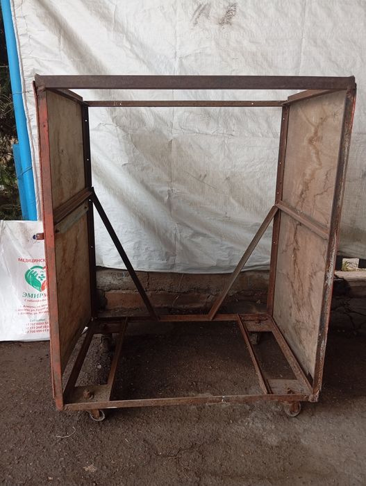 Подставка на колесах