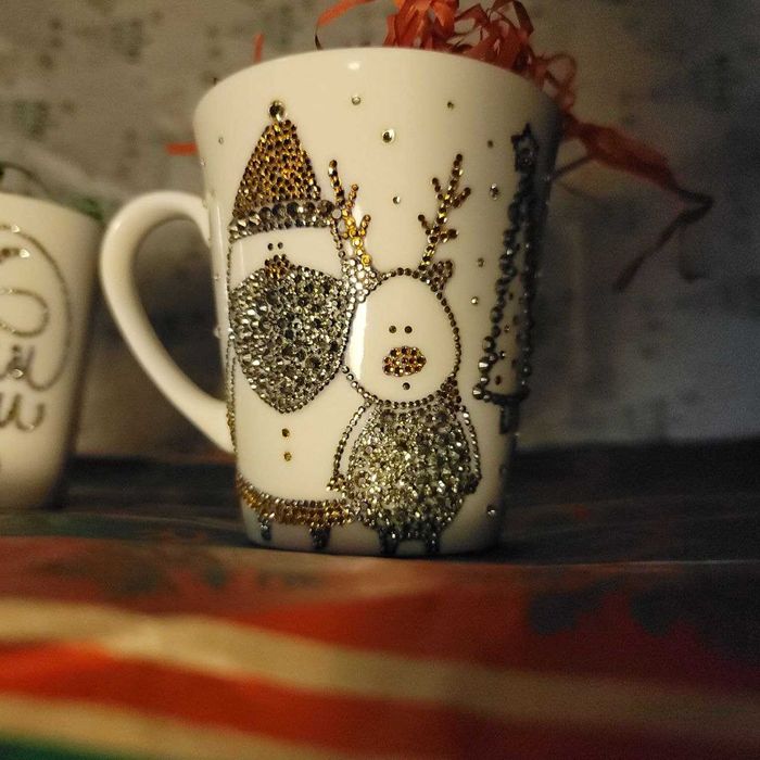 Кружки новогодние, инкрустированные стразами.
