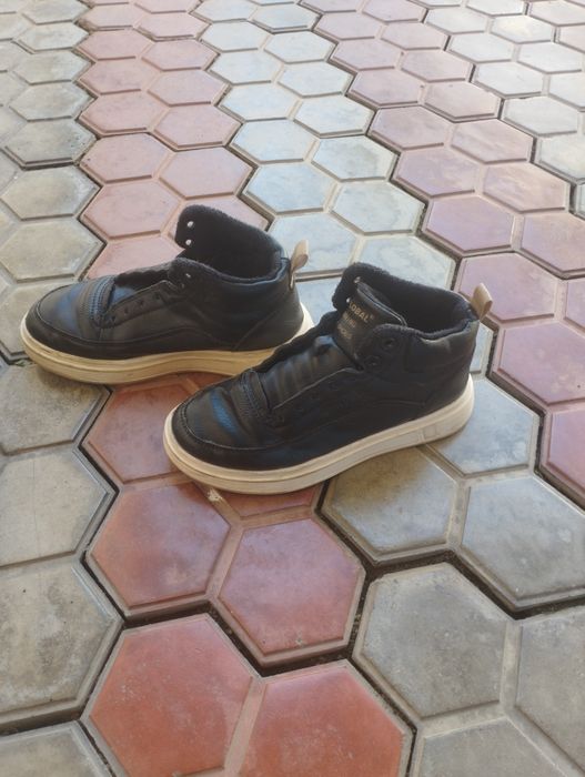 Кроссовка и туфли