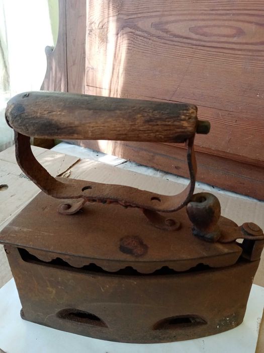 Călcător interbelic din fontă