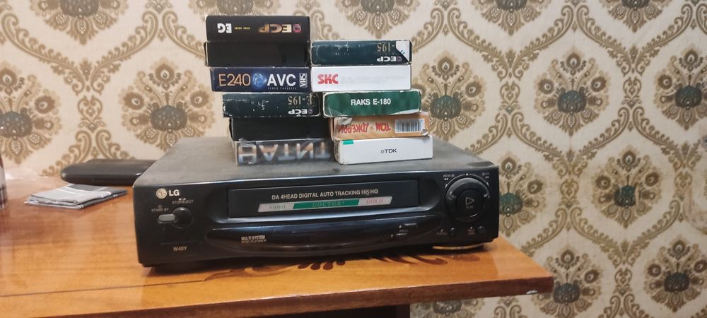 Видеомагнитофон с кассетами