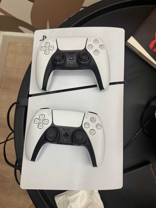 Playstation 5 SLIM DISK 2 controllere(unul dintre ele are stick drift)