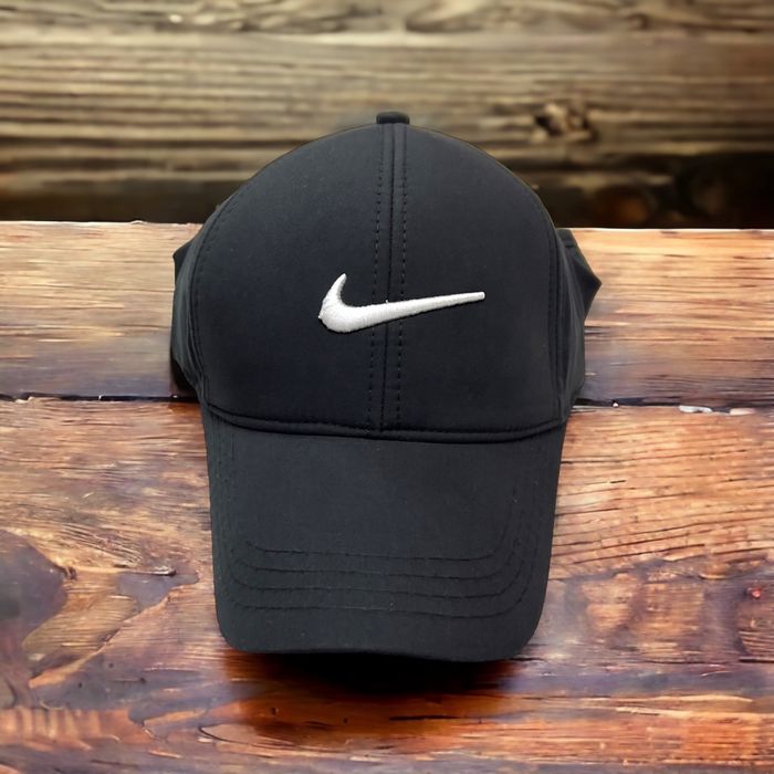 Nike лятна шапка с козирка и бродирано лого от мека и приятна материя