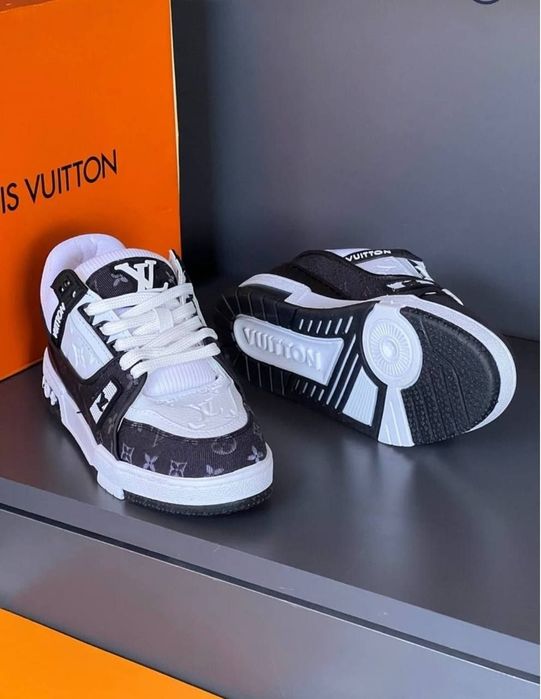 Adidași unisex ..