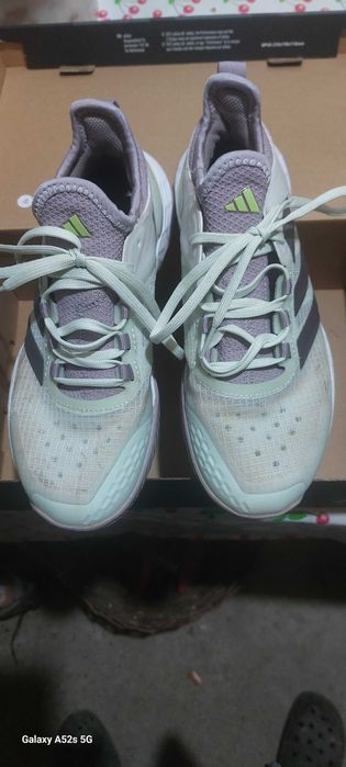 Vand adidasi pentru tenis marca ADIDAS.Stare foarte buna .
