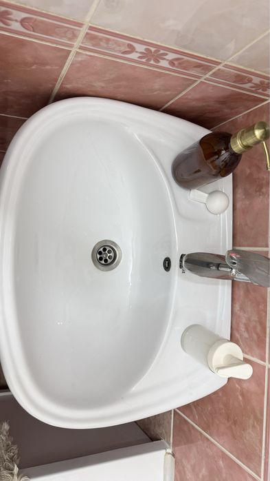 Продам раковину с зеркалом.