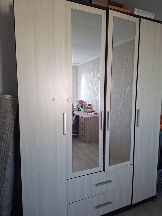 Продам шкаф под одежду, вместительный