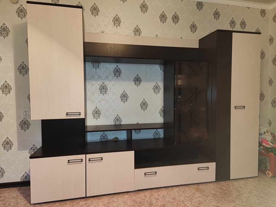 Стенка б/у в хорошем состоянии