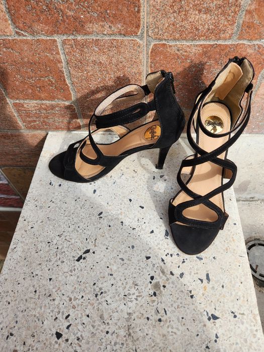 Велурени сандали на ток