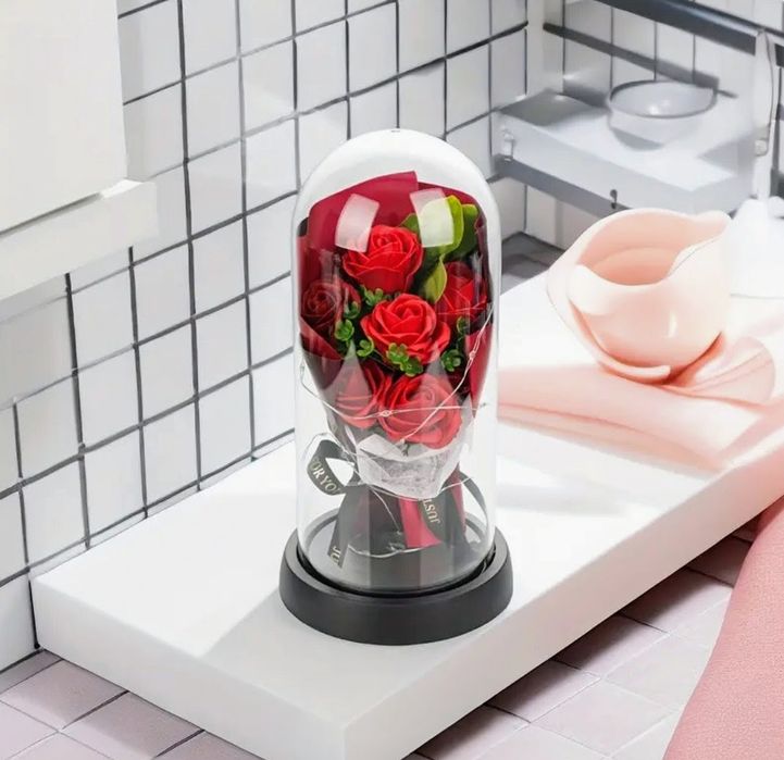 Вечен романтично осветен букет рози.