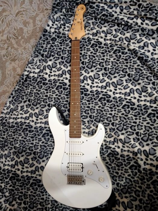 электро гитара Yamaha pacifica 012