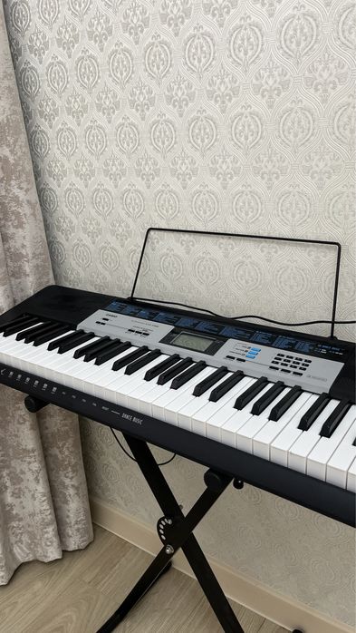 Продается синтезатор LK 136