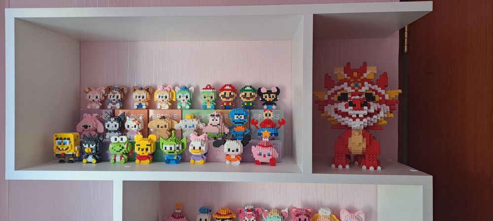 Стеллаж с коллекцией конструктора bricks