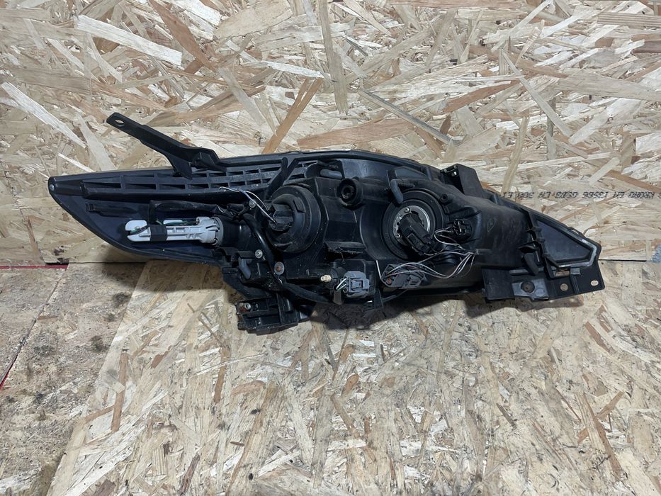 Far/Faruri stânga-dreapta Mazda 5 2010