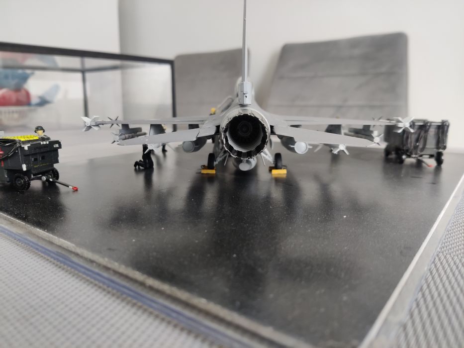 Diorama avion F-16 C/J  la scara 1/48