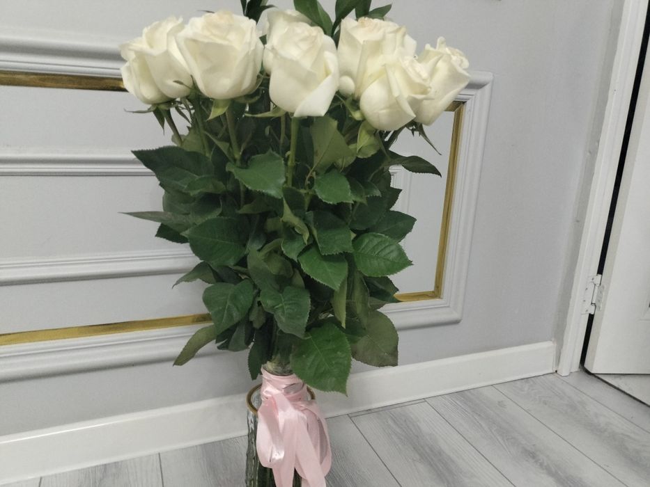 Белые розы свежие