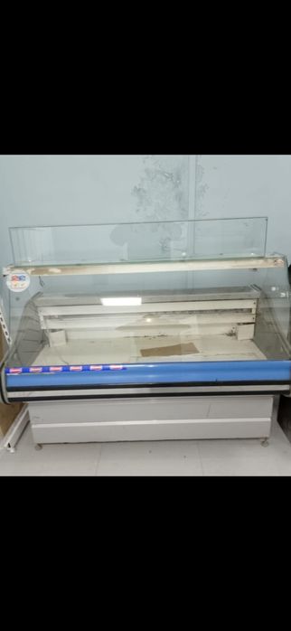 Холодильник и витриный холодильник.