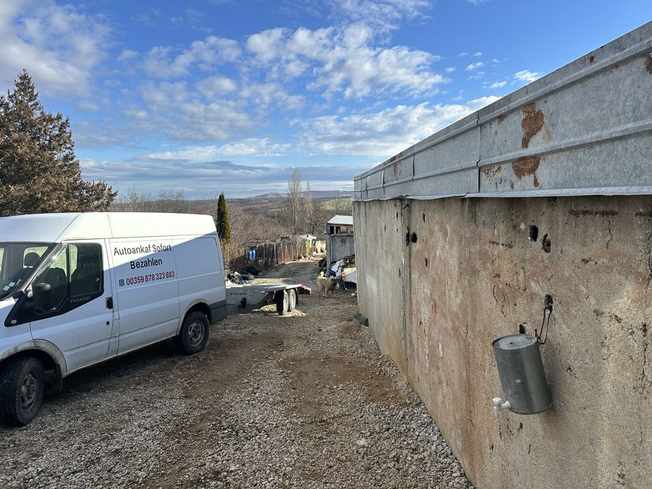 База с две халета по 75 квадрата с масивна ограда и усилени рафтове