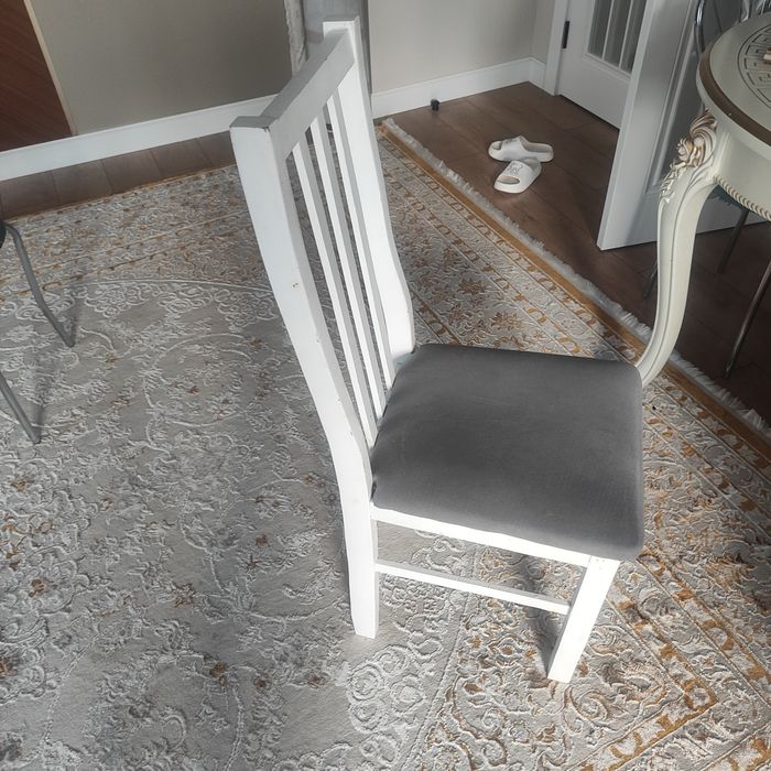 Продаются стулья белого цвета