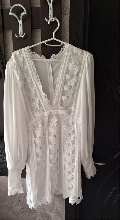 Бяла официална рокля