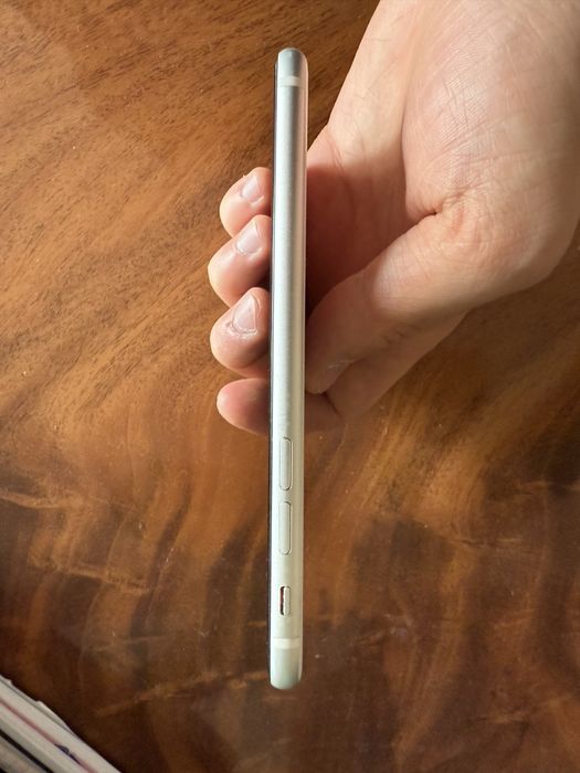 Продам Iphone SE 2