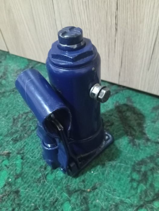 Продам домкрат для машины