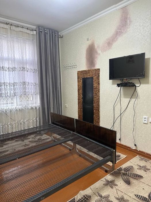 1 комнатная с мебелью и техникой в центре Чирчика (вдоль дороги)!
