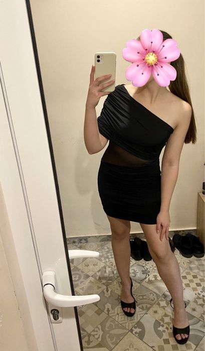 Къса черна рокля с едно рамо