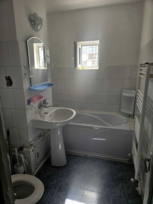 Închiriez apartament 3 camere