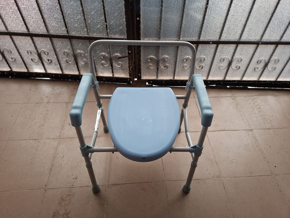 Vând scaun cu vas de toaletă