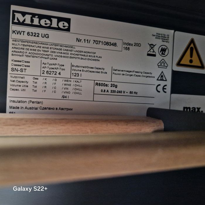 Винен охладител за вграждане под плот MIELE KWT 6322 UG