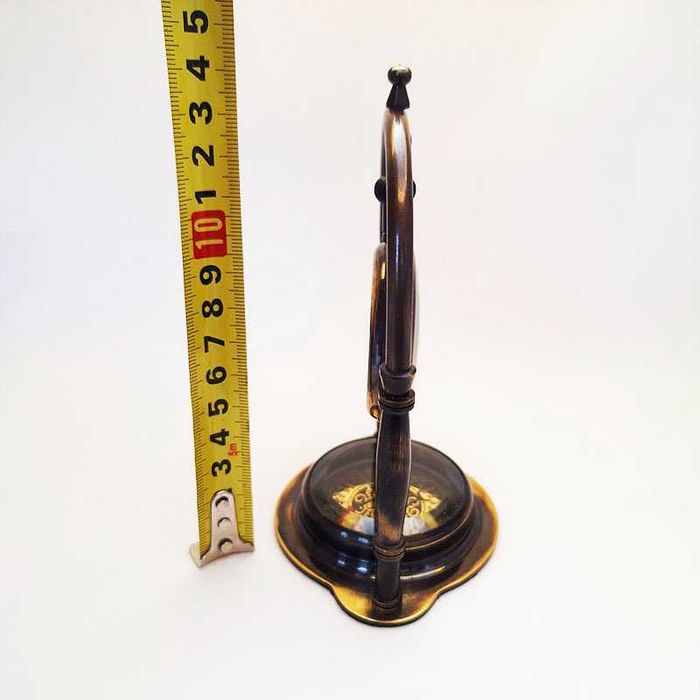 Настолен кварцов часовник с компас от бронз.