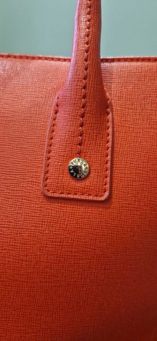 Чанта FURLA Linda S Tote, Ruby
Носена е няколко пъти,но е малко по-голяма от колкото очаквах.
 Размери:31×22.5-23×13-14 cm
Цената е 60 €